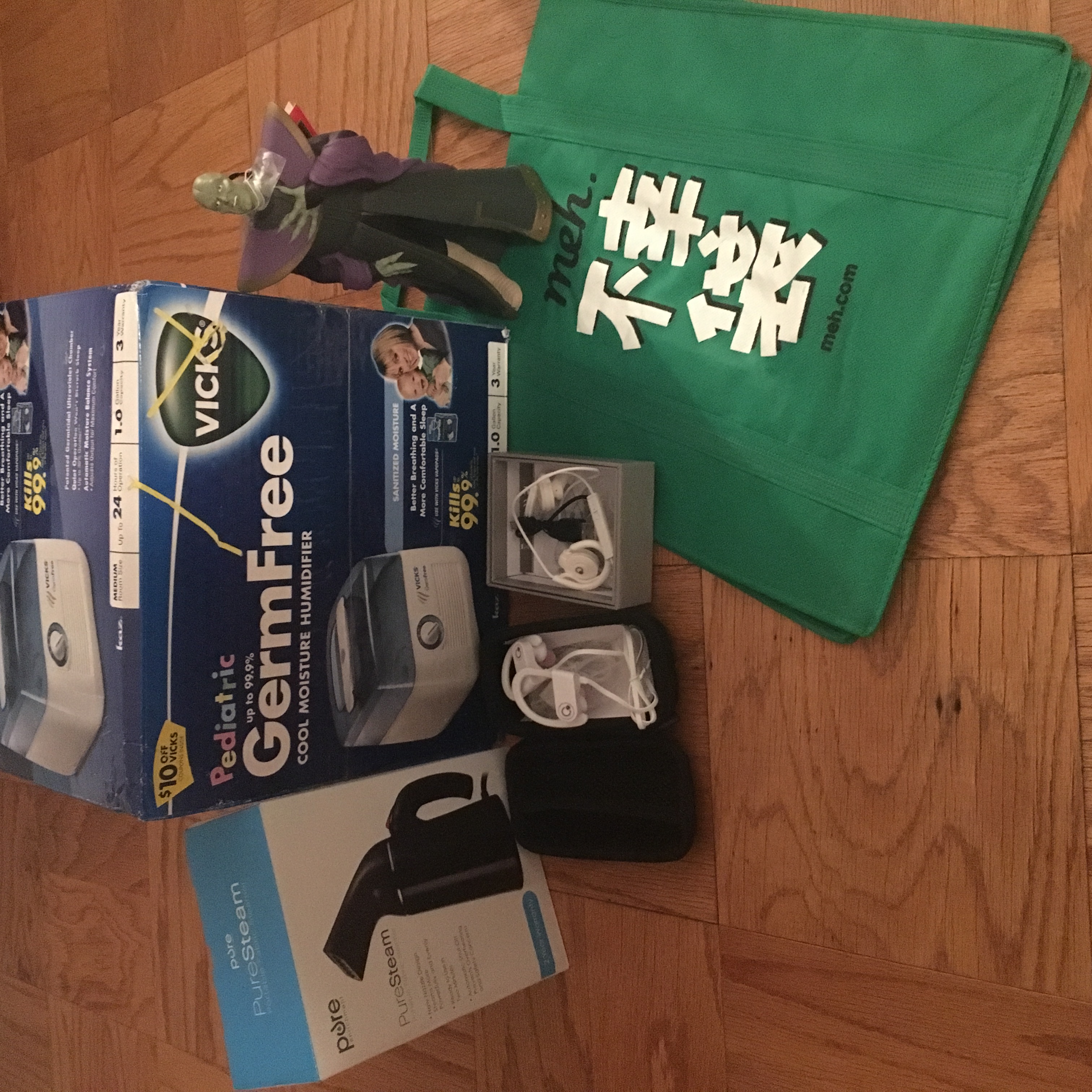 2 bluetooth earbuds (how do people wear the in ear buds? I can never get them to fit/stay in?) the humidifier, puresteam, and random star wars character! Also thank you to all those who let me know how to upload an image!