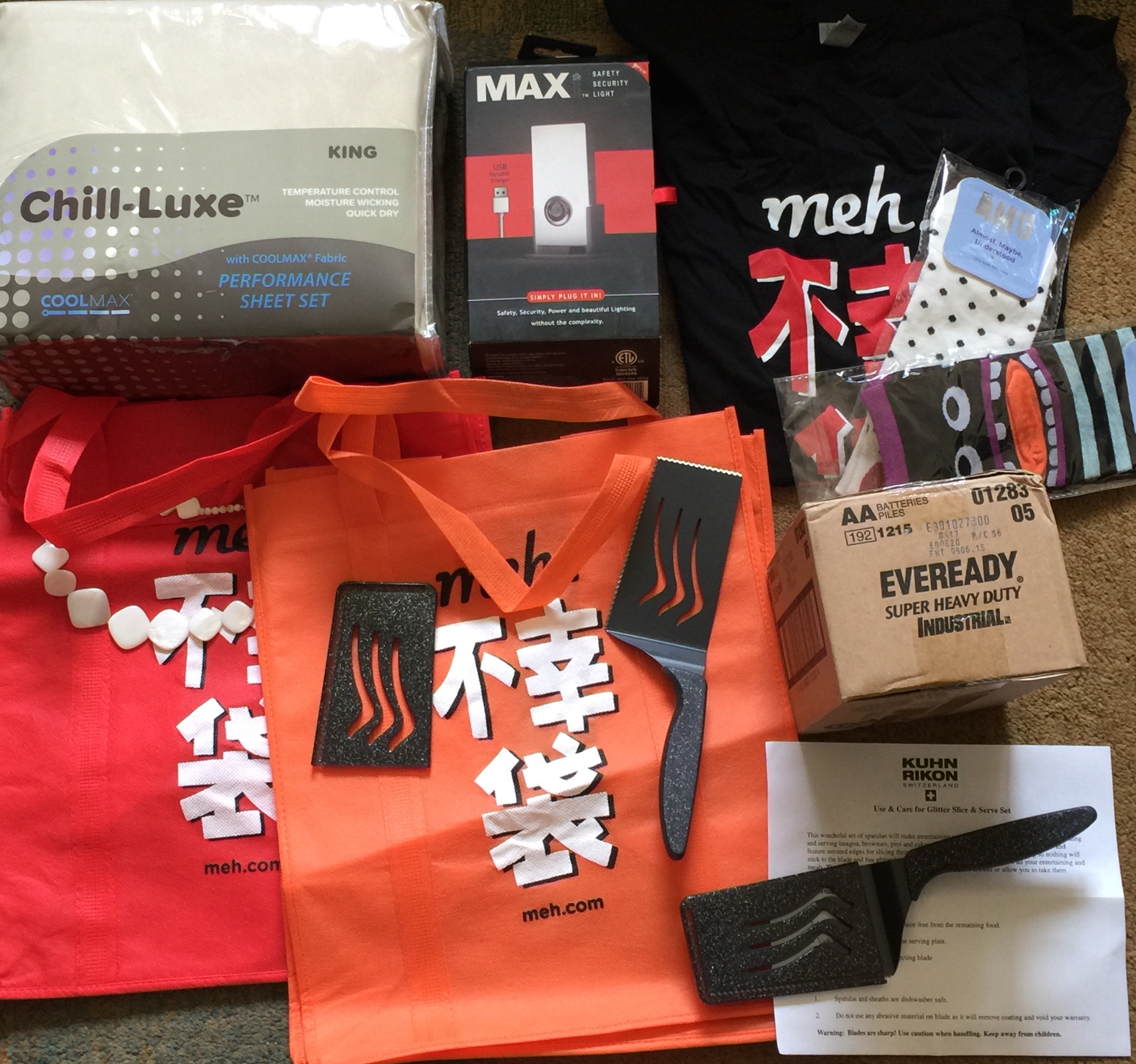 surprise fuko box with actual useful stuff: two new fuko bags (now I can use one instead of saving for special occasions!), bed sheets, wacky socks, a night light, enough batteries to knock out a prowler who sets off the night light to get the fuko t-shirt, a quartz? necklace and pair of sparkly spatulas! Thanks Meh! 